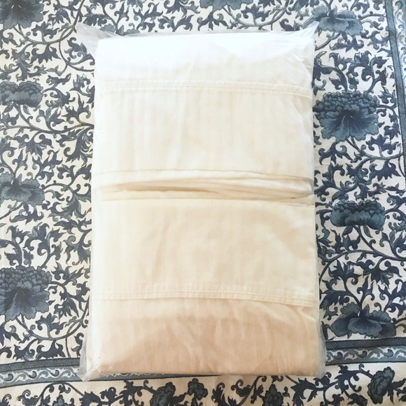 White Bed Sheet & Pillowcase Set - Picture 1 of 1